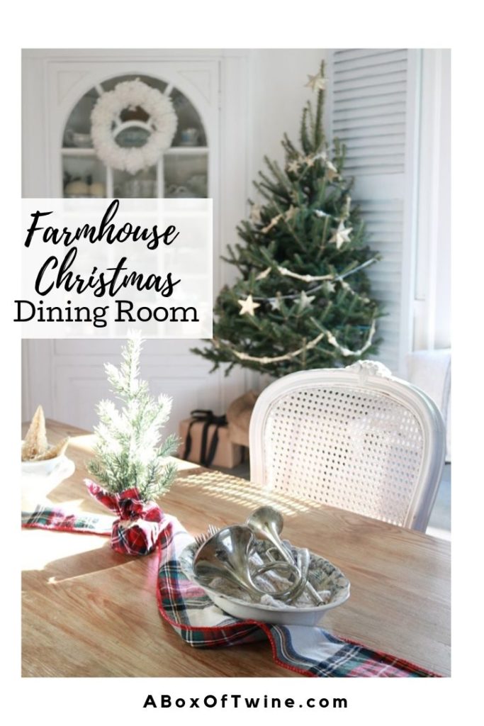 Farmhouse Christmas - Decking the halls in the dining room.  #farmhousechristmas #christmasdiningroom #christmasdecorating