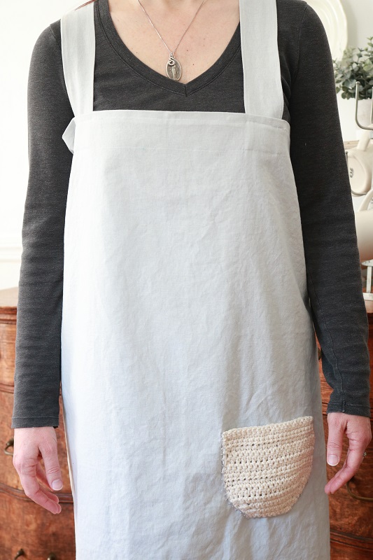 Cross back linen apron front - closeup
