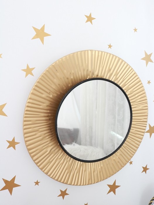 Tween Girl's Room - Vanity mirror and star decals