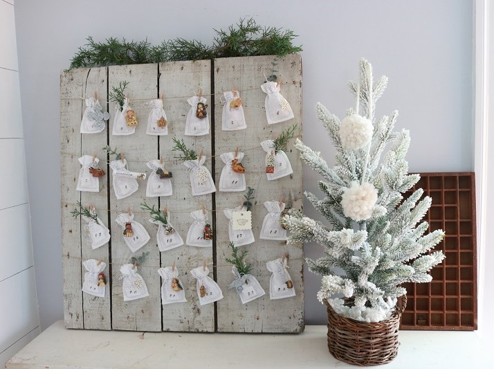 Make this easy DIY Advent Calendar by hanging mini muslin bags and ornaments. The bags are easy to sew to count down Advent! #adventcalendar #christmascalendar