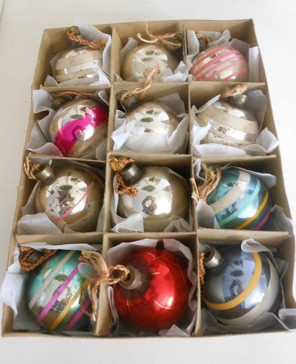 Tour of Past Christmas Decor - A BOX OF TWINE