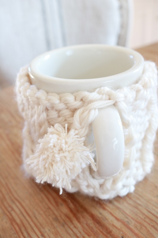 Keep your mug warm this winter with this cable knit mug cozy.  This free knit pattern show you how to make this sweet mug warmer | mug sweater | mug cozy.  Cheers to hot tea and coffee!  #mugcozy #mugwarmer #mugsweater
