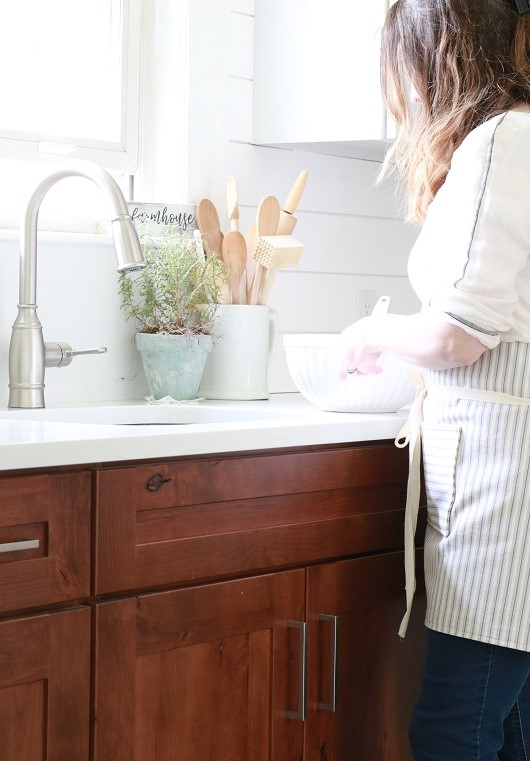 Farmhouse Style Pocket Apron - wearing in kitchen, at sink closeup