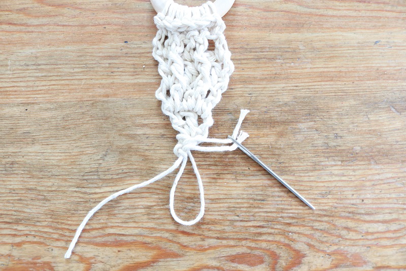 Crochet Wood Napkin Rings - make tassel, step 1