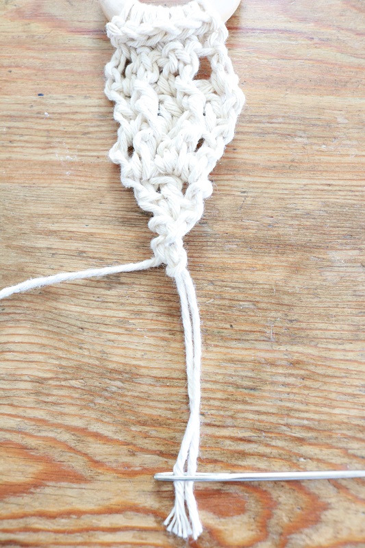 Crochet Wood Napkin Rings - make tassel, step 2