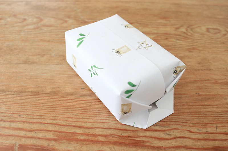 Simple Hygge Gift Wrap and Tags - wrapping gift at corners