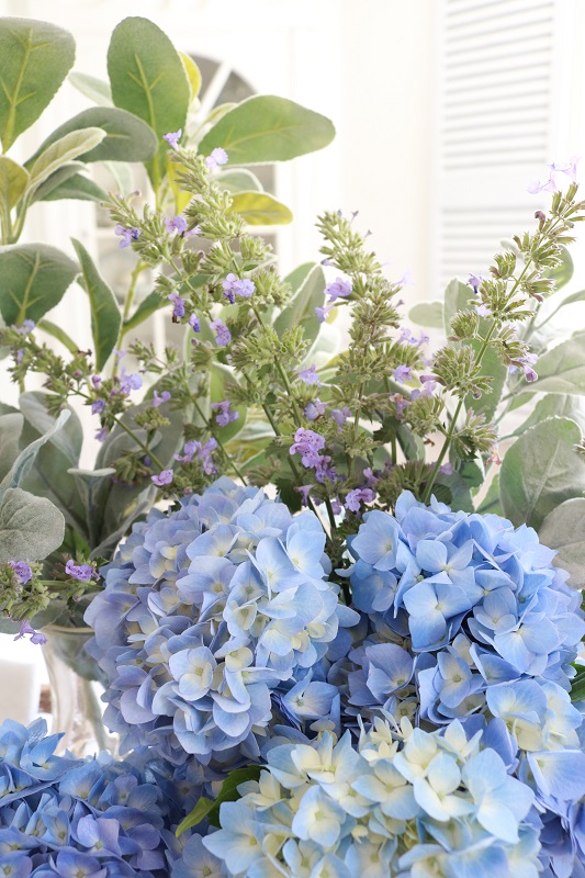 Showstopping Hydrangea Arrangements - dramatic style arrangement, closeup of flowers
