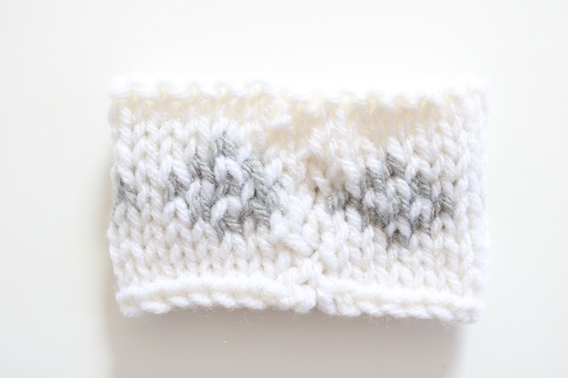 Scandinavian Knitting Pattern - Napkin Rings - finished knit piece, back seam