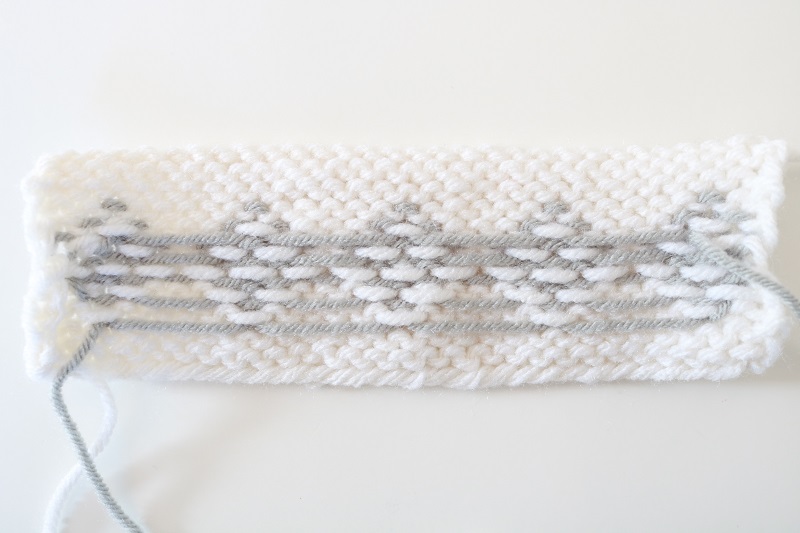 Scandinavian Knitting Pattern - Napkin Rings - finished knit piece, back side