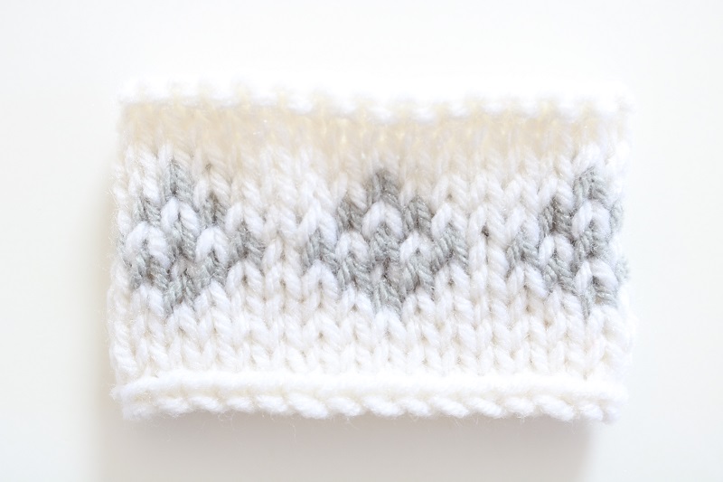 Scandinavian Knitting Pattern - Napkin Rings - finished knit piece, closeup of front