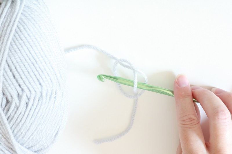 Basic Crochet Stitches -make a slip knot