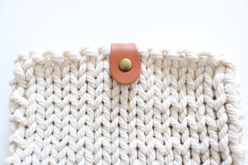 Knit Shoulder Bag - aligning leather snap