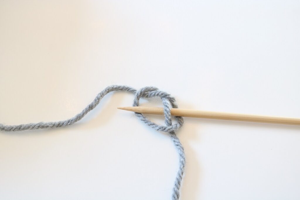 How to Knit - cast on - slip knot