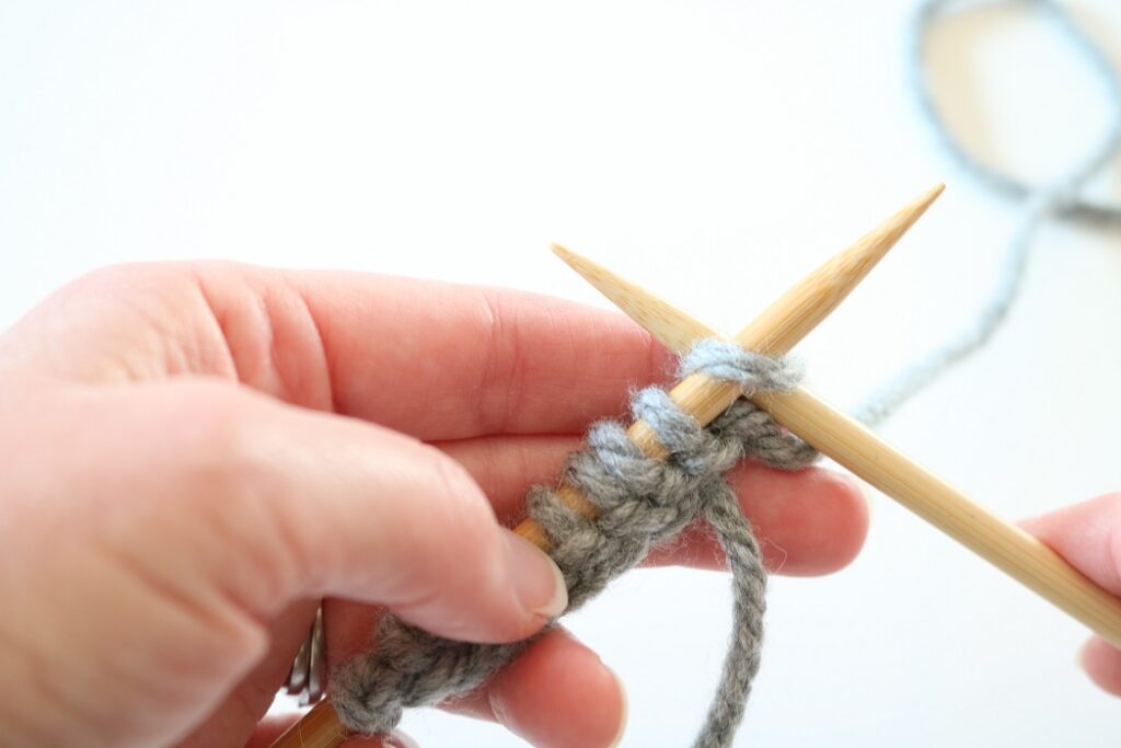 How to Knit - knit row - step 1