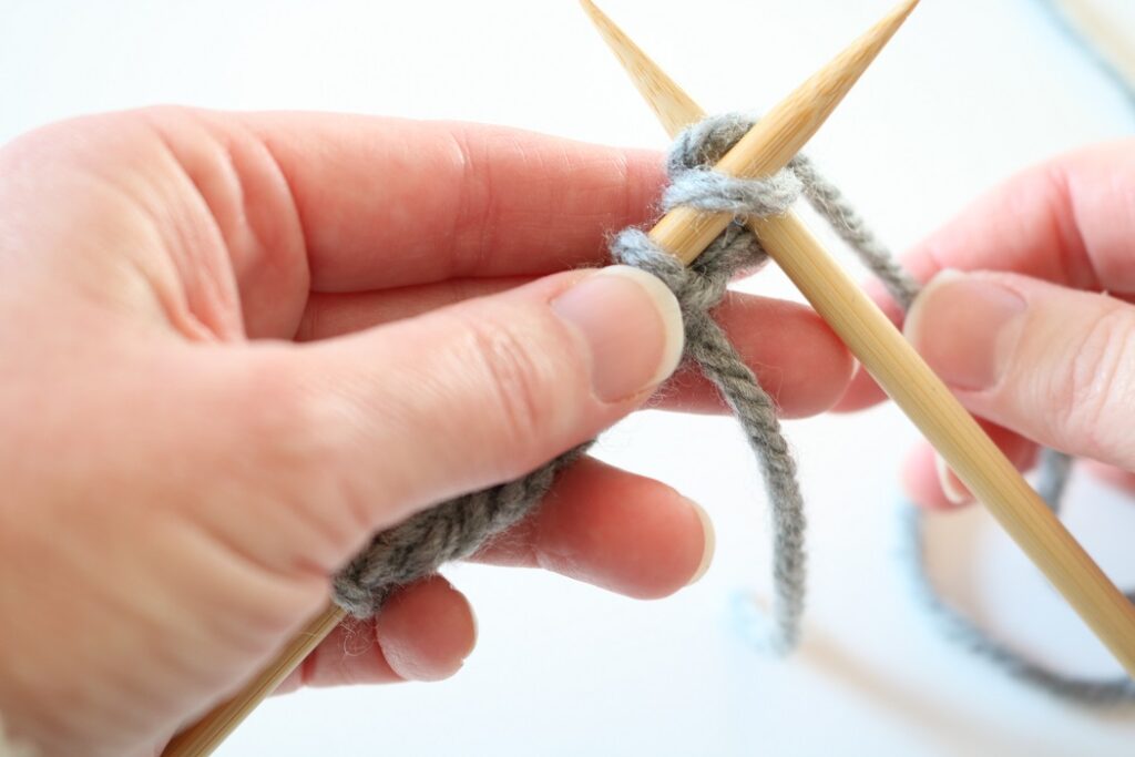 How to Knit - knit row - step 2