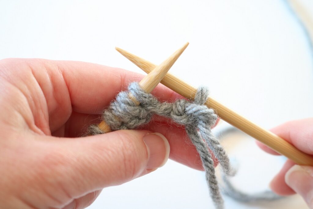 How to Knit - knit row - step 4