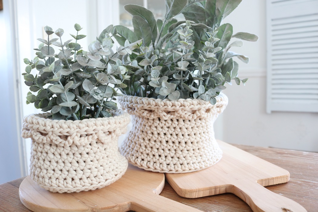 Crochet Basket Pattern - finished with plants, horizontal