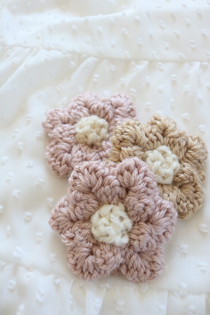 Crochet Flower Pattern - Bobble stitch large flowers, vertical