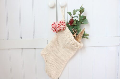 Christmas Stocking Knit Pattern - hanging on cupboard, feature image