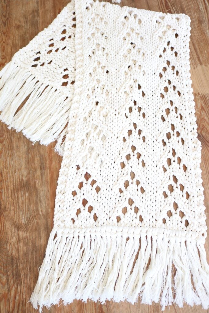 knit table runner on table