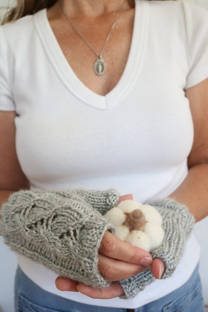 Poetcore Fingerless Gloves Knitting Pattern - wearing 8