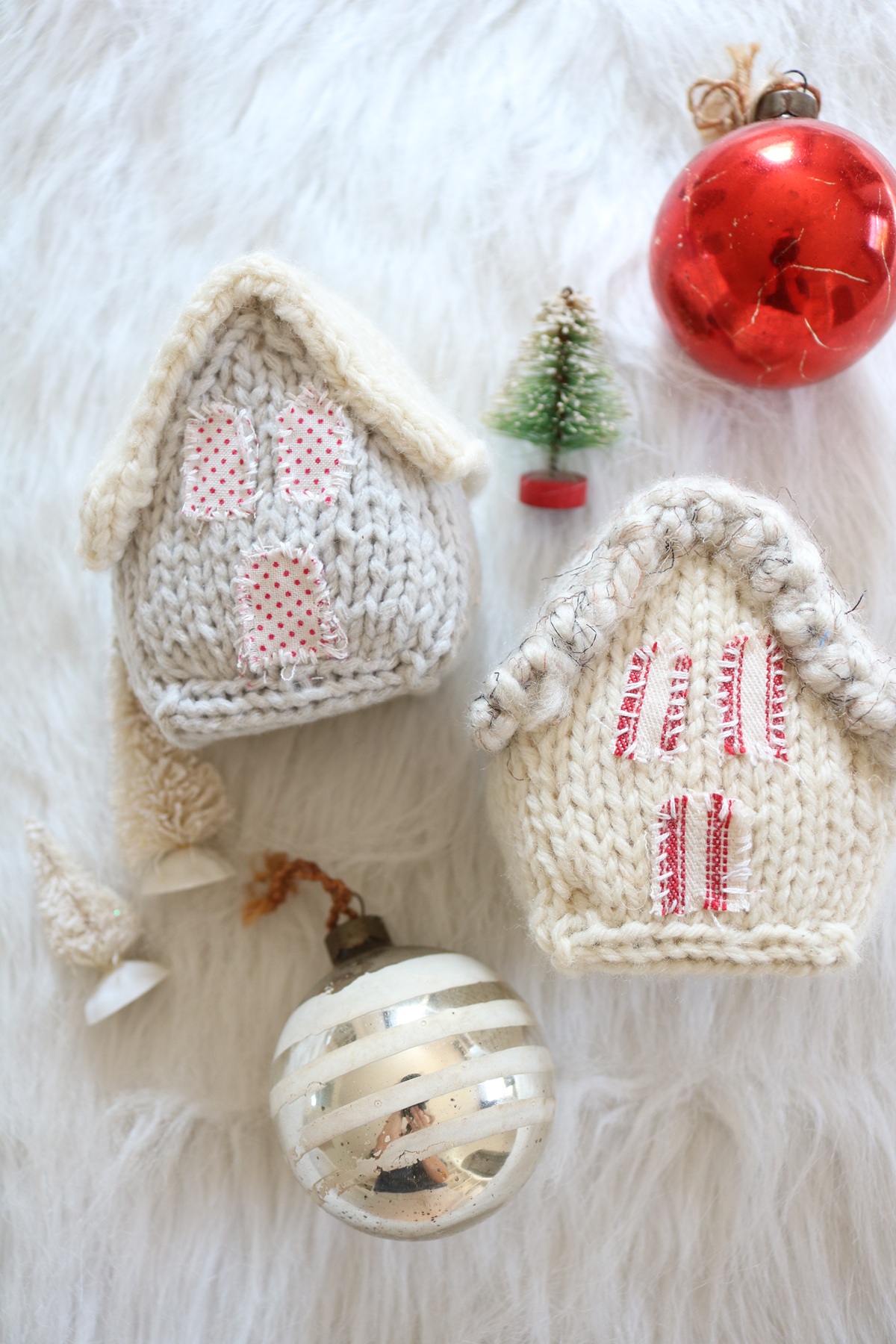 Christmas House Knit Pattern - 2 houses with Xmas items