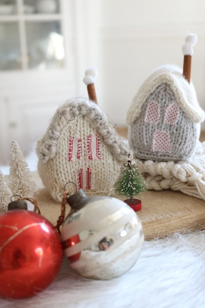 Christmas House Knit Pattern - 2 houses with chimneys, upright 2